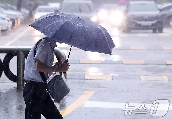 서울 서초구 서울중앙지법 인근에서 우산 쓴 시민들이 출근을 하고 있다. 2025.7.17/뉴스1 ⓒ News1 박지혜 기자