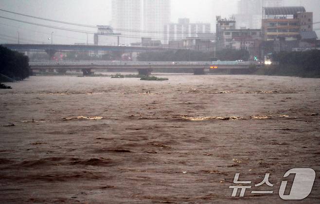 17일 충북 청주시 무심천 하상도로가 빗물에 잠겨있다. 밤사이 청주에는 230mm가 넘는 폭우가 내렸다. 2025.7.17/뉴스1 ⓒ News1 김용빈 기자