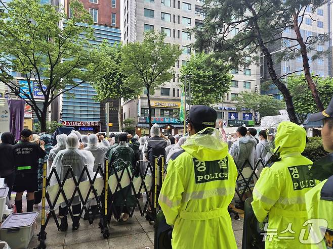 17일 미아리 성노동자 이주대책위원회가 서울 성북구청 앞에서 명도집행 당시 CCTV 설치 등을 규탄하는 기자회견을 열고 있다. 2025.7.17/뉴스1 ⓒ News1 신윤하 기자