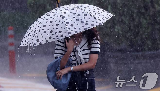 폭우가 쏟아진 17일 오전 서울 서초구 서울중앙지법 인근에서 우산 쓴 시민이 출근을 하고 있다. 2025.7.17/뉴스1 ⓒ News1 박지혜 기자