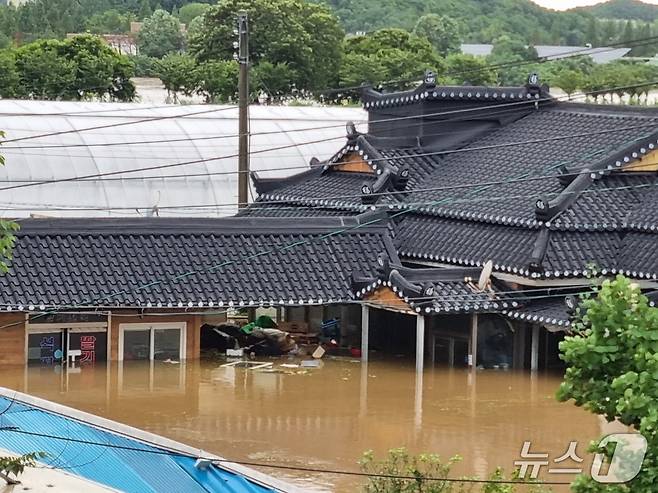 아산 염치읍 석정리의 한 마을이 밤새 내린 폭우로 침수됐다. (독자제공)