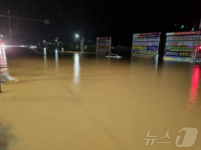 폭우가 쏟아진 17일 충남 서산 성연면 오사3거리의 헌 도로가 물에 잠겨 있다. (독자제공. 재판매 및 DB금지) 2025.7.17/뉴스1