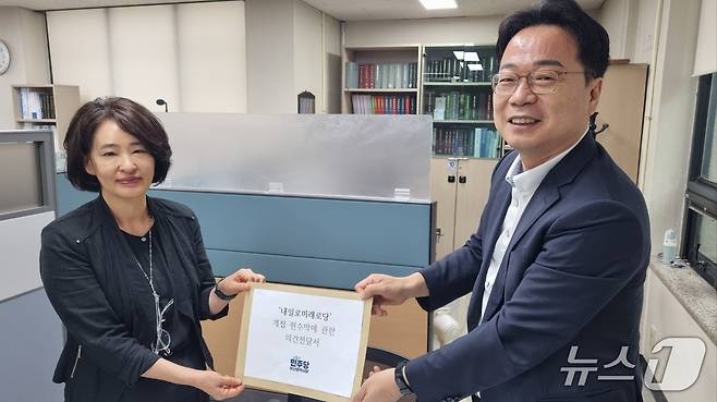 이재성 더불어민주당 부산시당위원장(왼쪽에서 2번째)가 부산시선관위 관계자에 부정선거 현수막에 대한 의견서를 제출하고 있다.(더불어민주당 부산시당 제공. 재판매 및 DB 금지)