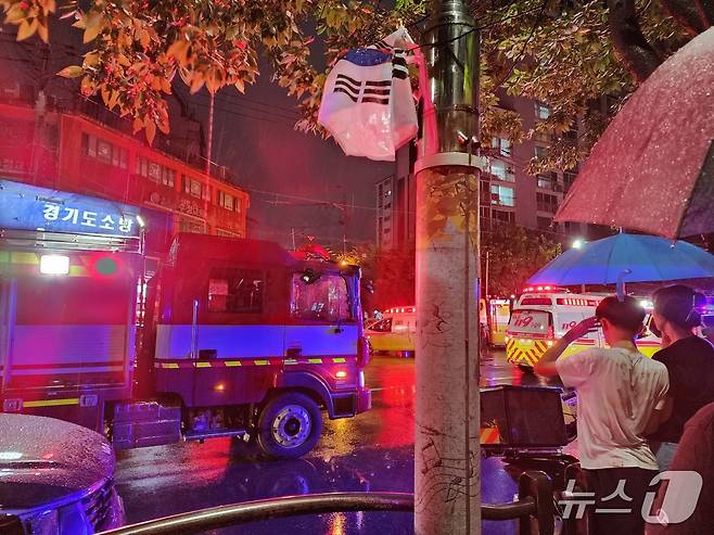 17일 경기 광명시 소하동 소재 10층짜리 아파트 1층 주차장에서 불이나 6명이 중경상을 입었다. 이 중 3명은 심정지인 것으로 알려졌다.(경기도소방재난본부 제공)2025.07.17/뉴스1