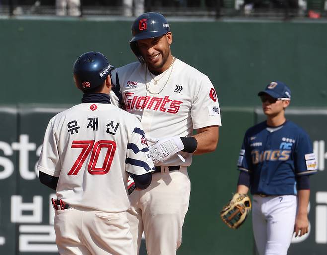 레이예스가 유재신 코치와 이야기를 나누고 있다. 사진 | 연합뉴스