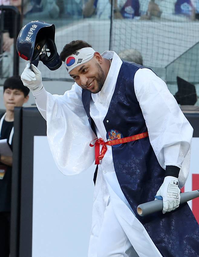 한복을 입은 레이예스의 모습. 사진 | 연합뉴스