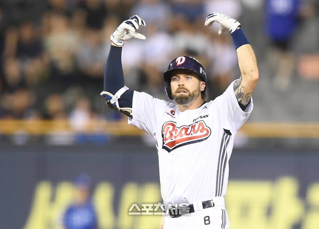 두산 케이브가 2일 서울 잠실구장에서 열린 2025 KBO리그 삼성과 경기 8회말 1사2루 1타점 2루타를 친 후 세리머니를 하고 있다. 잠실 | 최승섭기자 thunder@sportsseoul.com