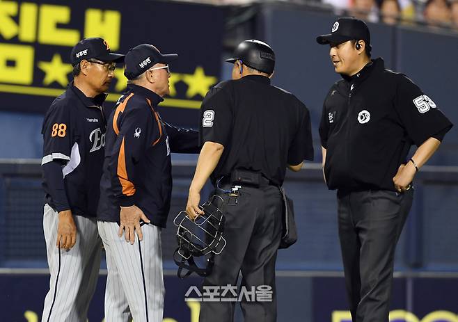 한화 김경문 감독(왼쪽 둘째)가 27일 잠실구장에서 열린 2025 KBO리그 LG와 경기 7회말 1사 LG 이영빈의 체크스윙 여부에 노 스윙으로 판정한 차정구 3루심(맨 오른쪽)에게 항의를 하고 있다. 잠실 | 박진업 기자 upandup@sportsseoul.com