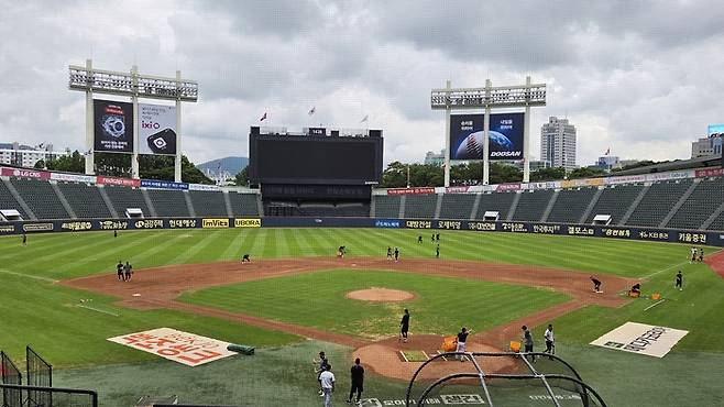 LG 선수들이 15일 서울시 잠실구장에서 훈련하고 있다. 사진 | 연합뉴스