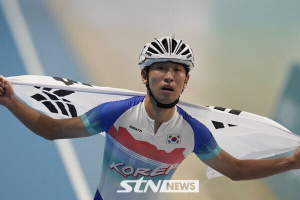 제20회 아시아롤러스케이팅선수권대회가 오는 23일 개막해 29일까지 일주일 간 열전을 펼친다. 스피드 로드·트랙은 속도감을 제대로 느낄 수 있는 종목이다. 지난 2022 항저우 아시안 게임 스피드 롤러스케이팅 10000m 포인트 제외(EP) 레이스 결승에서 금메달을 차지한 뒤 태극기를 두르고 세리머니를 하고 있는 정병희(충북체육회) /사진=뉴시스(AP)
