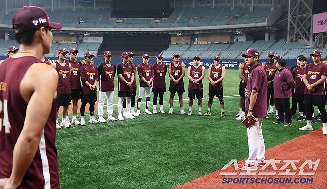 키움 히어로즈 설종진 감독대행이 15일 오후 서울 고척스카이돔에서 선수단과 첫 미팅을 했다. 설 대행이 선수들 앞에서 인사말을 하고 있다. 고척=정재근 기자 cjg@sportschosun.com/2025.7.15/