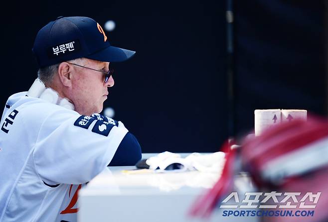 10일 대전 한화생명 볼파크에서 열리는 한화와 KIA의 경기. 선수들의 훈련을 지켜보고 있는 김경문 감독. 대전=송정헌 기자songs@sportschosun.com/2025.07.10/