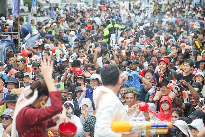 ◇장흥에서는 매년 여름 자상 최대 물 축제인 정남진 장흥 물 축제가 열린다. 지난해 열린 장흥 물 축제의 살수대첩 퍼레이드에는 전국에서 물 축재를 줄기기 위한 이들이 찾았다. 사진제공=장흥군