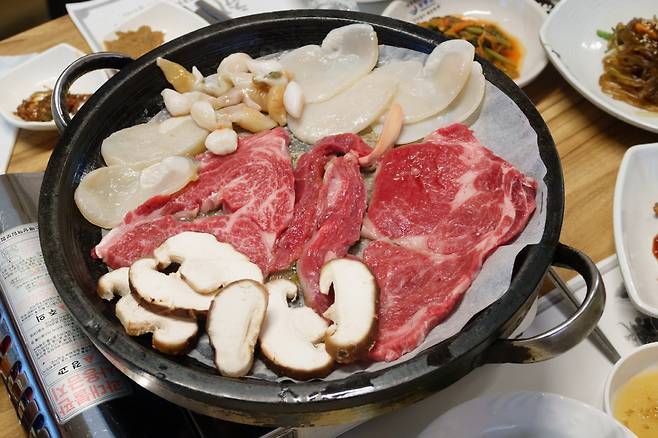 ◇장흥의 대표 먹거리는 장흥잡합이 있다. 장흥 삼합 전문점 취락에서는 신선한 재료를 활용한 삼합을 즐길 수 있다. 사진제공=지엔씨21