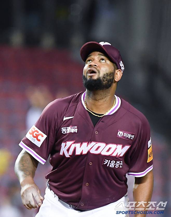 10일 서울 잠실구장에서 열린 키움-LG전. 7회말 1사 1루 박관우에게 동점 투런포를 허용한 알칸타라가 타구를 바라보고 있다. 잠실=정재근 기자 cjg@sportschosun.com/2025.7.10/