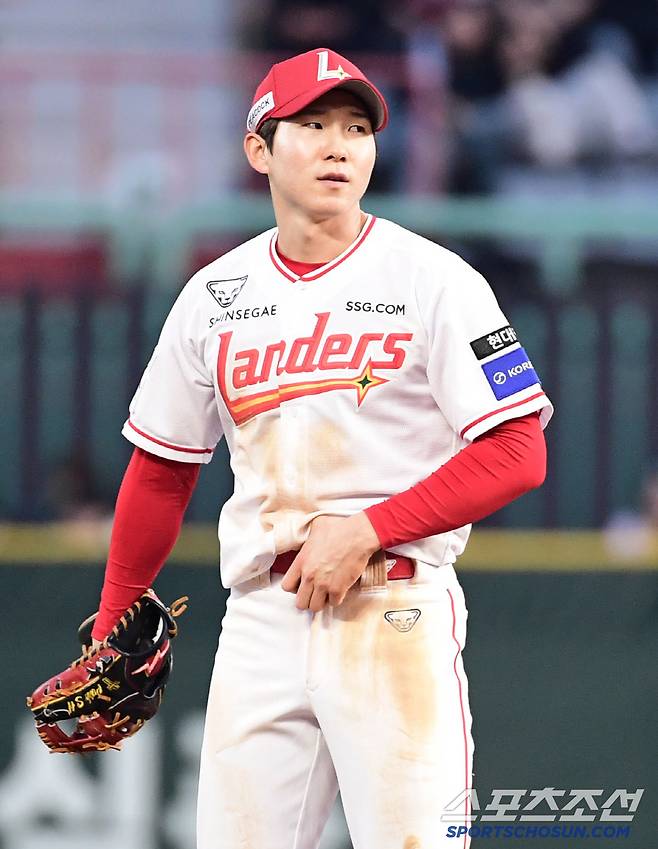 29일 인천 SSG랜더스필드에서 열린 KBO리그 SSG와 삼성의 경기. 3회 송구 실책으로 선두타자 류지혁을 살려준 SSG 박성한 유격수. 인천=송정헌 기자songs@sportschosun.com/2025.04.29/