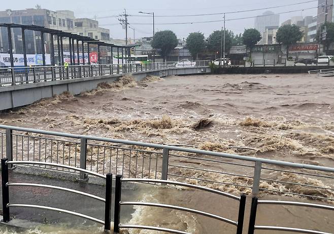 호우 특보가 발효된 17일 오후 광주 서구 양동 인근 광주천에서 흙탕물이 넘실거리고 있다.연합뉴스