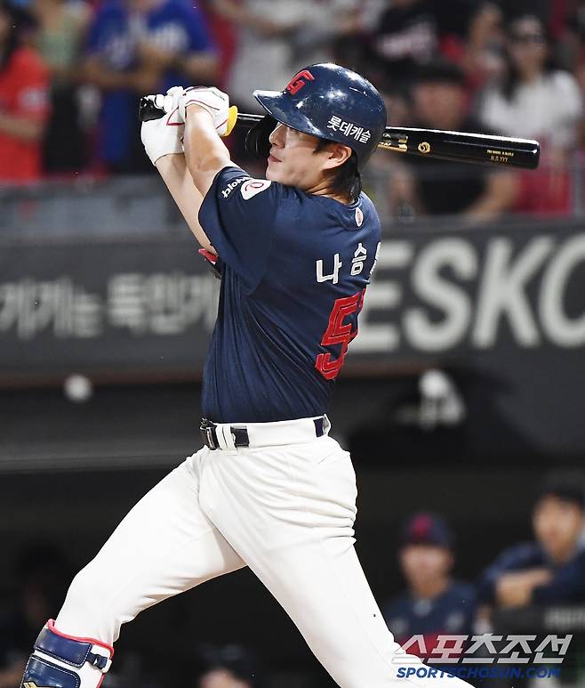 4일 광주 기아 챔피언스필드에서 열린 롯데-KIA전. 7회초 1사 1루 나승엽이 안타를 치고 있다.  광주=정재근 기자 cjg@sportschosun.com/2025.7.4/