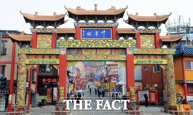 1883년 인천이 개항되면서 중국 화교들에 의해 형성된 우리나라 최초, 유일의 차이나타운 입구에 중국 전통식 대문인 패루(중화문)가 설치되어 있다. /인천시 중구청