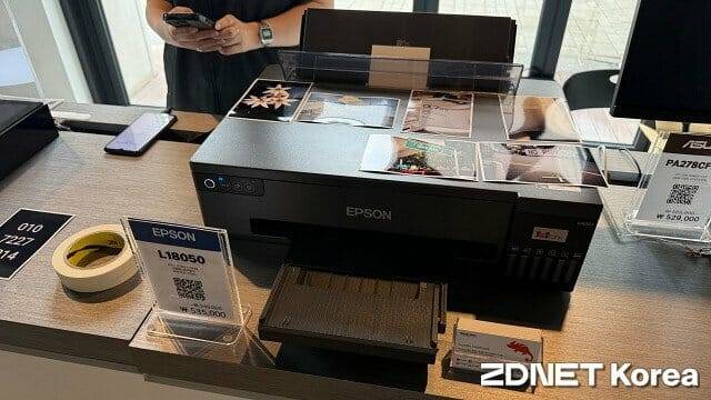 엡손 6색 염료잉크 탑재 포토 프린터 'L18050'을 활용한 사진 인쇄 서비스. (사진=지디넷코리아)