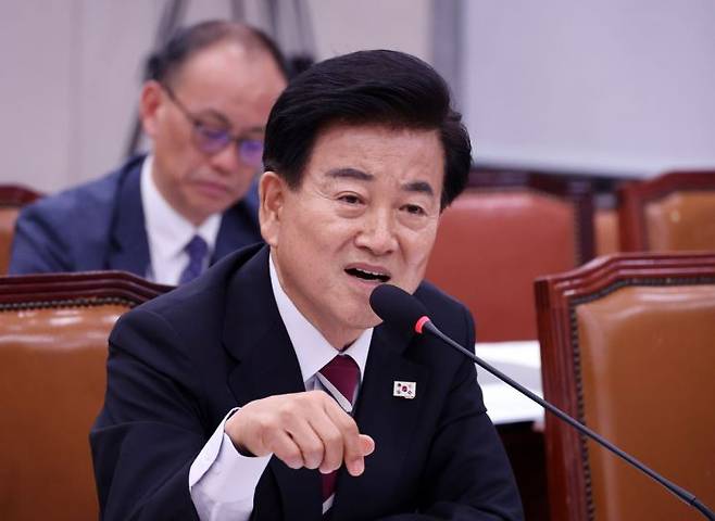 정동영 통일부 장관 후보자가 지난 14일 열린 인사청문회에서 의원의 질의에 답변하고 있다. 연합뉴스