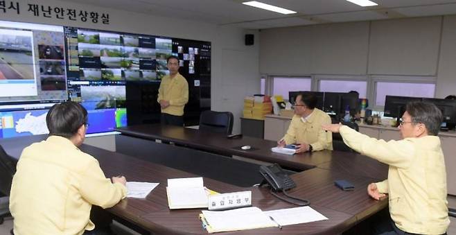 강기정 광주시장이 17일 오전 시청 재난상황실에서 열린 호우 특보 상황판단회의에 참석, 피해지역 상황을 보고 받은 후 철저한 대비로 시민의 생명과 재산 보호에 최선을 다해주길 당부하고 있다. 광주시 제공