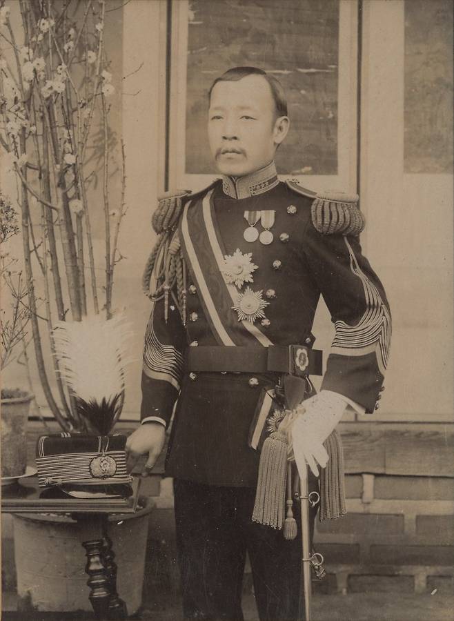 고종의 축하 사절로 러시아 황제 대관식에 참석한 민영환. 니콜라이 2세를 만났다.