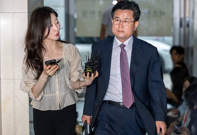 강의구 전 대통령실 부속실장이 16일 오후 서울 서초구 해병 특검 사무실에 참고인 조사를 받기 위에 출석하고 있다. /조인원 기자