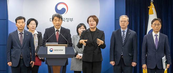 이주호 부총리 겸 교육부 장관이 2025년 3월 7일 서울 종로구 정부서울청사에서 학생 복귀 및 의대교육 정상화 브리핑을 하고 있다. 의과대학 선진화를 위한 총장협의회 회장단 양오봉 전북대 총장, 이해우 동아대 총장, 한국의과대학의학전문대학원협회 이종태 이사장 등이 참석하고 있는 모습. /김지호 기자