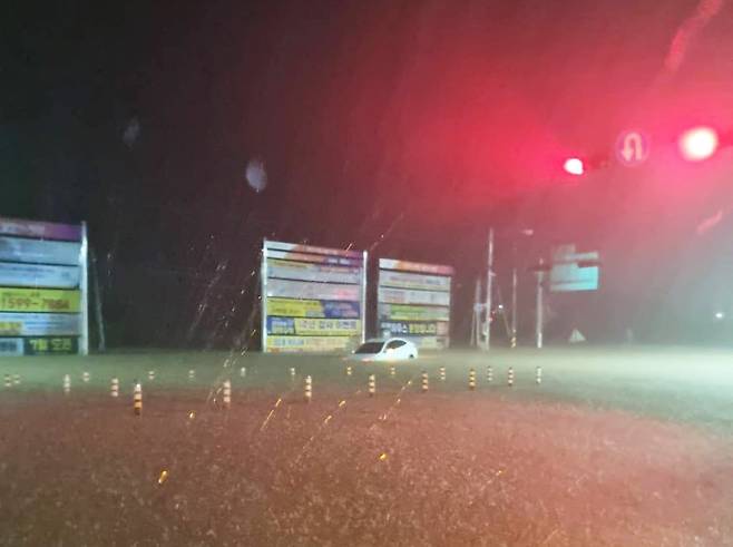 남 서해안을 중심으로 강한 비가 내린 17일 새벽 충남 서산시 성연면 오사삼거리가 폭우로 잠겨 있다. /연합뉴스