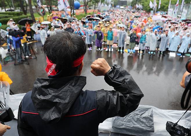 민주노총이 16일 서울 영등포구 국회 인근에서 연 수도권 총파업 대회에서 참가자들이 구호를 외치고 있다. /연합뉴스