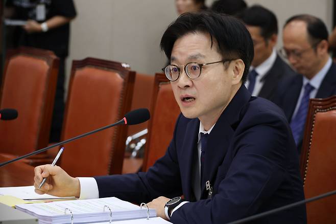 김정관 산업통상자원부 장관 후보자가 17일 오전 서울 여의도 국회 산업통상자원위원회 전체회의장에서 열린 인사청문회에서 의원 질의에 답하고 있다. /뉴스1