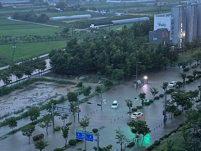 충남 지역을 중심으로 강한 비가 내린 지난 16일 오후 충남 홍성군 홍북읍 일대가 침수 돼 차량이 떠다니고 있다. 독자 제공