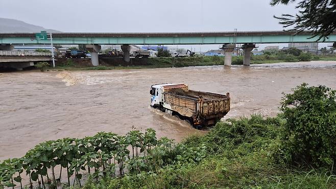17일 새벽 충남지역을 중심으로 강한 비가 쏟아진 가운데 청양군 청양읍 읍내리 지천변이 넘쳐 화물차가 침수돼있다. 독자 제공