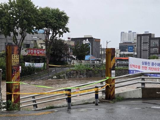 17일 오전 천안시 구성동 삼룡천 산책로 입구에 출입 통제선이 쳐져 있다. 박하늘 기자