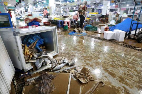 17일 오전 집중호우로 침수된 충남 당진시 읍내동 당진어시장 상인들이 피해를 수습하고 있다. 김영태 기자