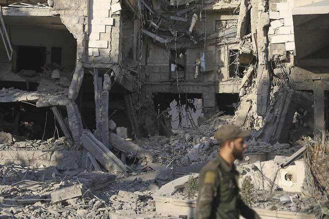 16일(현지 시간) 시리아 다마스쿠스에서 한 군인이 이스라엘의 공습으로 파손된 것으로 알려진 시리아 국방부 청사 앞을 지나가고 있다. 시리아 보건부는 공습으로 인해 다마스쿠스에서 최소 1명이 숨지고 18명이 다쳤다고 밝혔다. 2025.07.17.[다마스쿠스=AP/뉴시스]