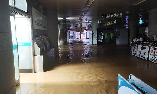 17일 시간당 77㎜가 넘는 ‘극한 호우’가 내리면서 광주 도시철도 1호선 상무역 역사 안이 침수돼 있다. 광주시 제공