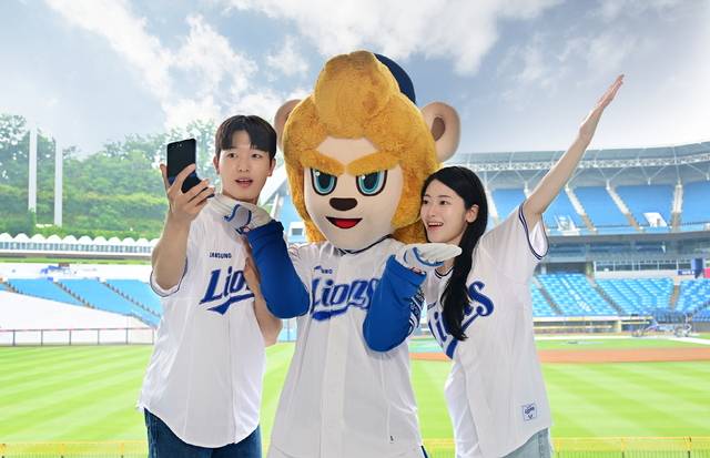 대구 삼성 라이온즈 파크에서 방문객들이 ‘갤럭시 Z 플립7’으로 삼성 라이온즈의 마스코트 ‘블레오’와 함께 ‘승요 셀피’를 촬영하고 있다. 삼성전자 제공