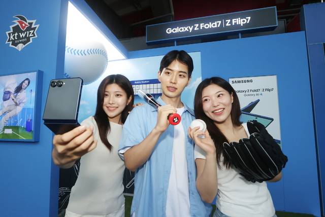 수원 KT 위즈 파크 ‘셀피존’에서 방문객들이 ‘갤럭시 Z 플립7’으로 인증샷을 촬영하고 있다. 삼성전자 제공