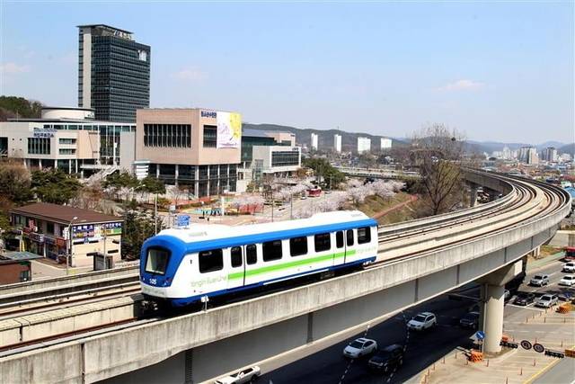 용인경전철이 운행되고 있는 모습. [용인시 제공]