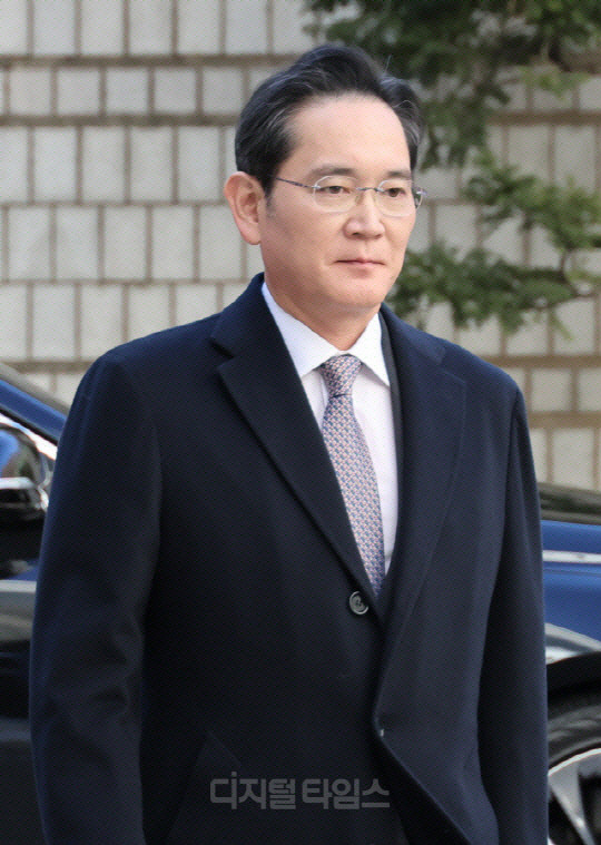 이재용 삼성전자 회장이 지난 2월3일 서울고등법원에서 열린 삼성물산·제일모직 부당 합병, 회계 부정 혐의 등에 대한 항소심 선고 공판에 출석하고 있다. 박동욱 기자