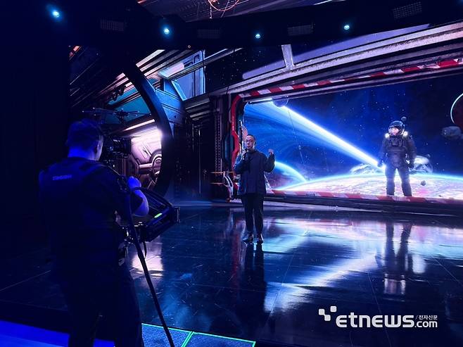 오한기 네이버 리얼타임 엔진 스튜디오 리더(가운데)가 '비전 스테이지'에서 확장현실(XR) 기능을 설명했다.