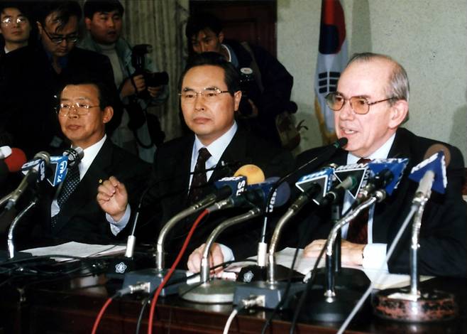 1997년 11월 21일 임창열 부총리가 국제통화기금(IMF) 구제금융을 공식요청했다.