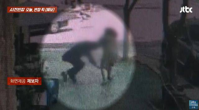 경북 구미시 국밥집에서 20대 여성 손님이 식당 사장을 폭행하는 사건이 벌어졌다.[JTBC ‘사건반장’ ]