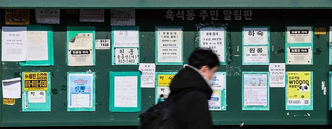 서울 소재의 한 대학가 게시판에 원룸 월세 안내문이 붙어 있다. 사진=뉴시스