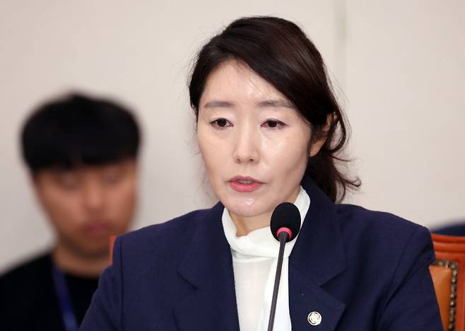 [서울=뉴시스] 고승민 기자 = 강선우 여성가족부 장관 후보자가 14일 서울 여의도 국회에서 열린 여성가족위원회의 인사청문회에서 의원 질의에 답하고 있다. 2025.07.14. kkssmm99@newsis.com /사진=뉴시스