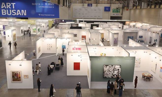 부산을 대표하는 아트페어인 '아트부산 2025'가 지난 5월 8일 부산 해운대구 벡스코 제1전시장에서 VIP 시사회를 시작으로 나흘간 일정에 들어갔다. 연합뉴스