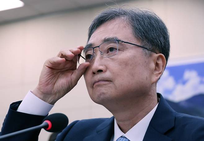 조현 외교부 장관 후보자가 17일 국회 외교통일위원회에서 열린 인사청문회에서 안경을 고쳐 쓰고 있다. 연합뉴스