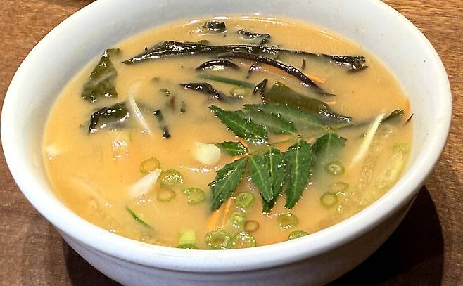 제주신화월드의 한식당 ‘제주선’의 김지훈(42) 셰프가 만든 제주식 냉국. 박미향 기자